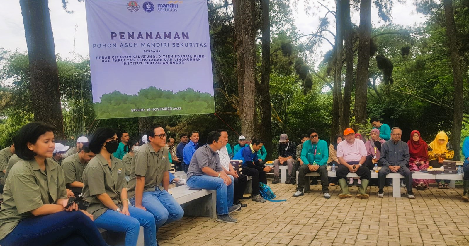 Turut Menanam dan Merawat Pohon Asuh di area Taman Hutan Kampus IPB University