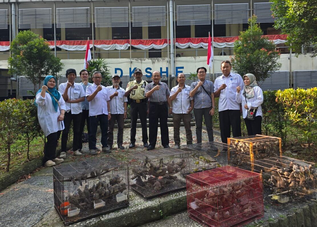 Peringati Hari Konservasi Alam Nasional, Departemen KSHE melepasliarkan Burung Lokal di Kampus IPB University